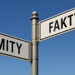 Znak drogowy z napisami "MITY" i "FAKTY" symbolizuje rozróżnienie między prawdą a fałszem, jak na giełdzie pożyczek prywatnych.
