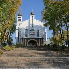 Sanktuarium w Turzy Śląskiej, otoczone jesienną przyrodą, zaprasza do pielgrzymki i odpoczynku.