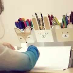 Uroczy organizer na kredki dla dzieci w kształcie zwierzątek: lisa, królika i misia. Idealny do przechowywania przyborów plastycznych.