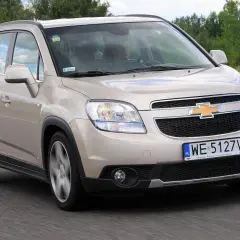Złoty Chevrolet Orlando 1.8 benzyna w ruchu drogowym.