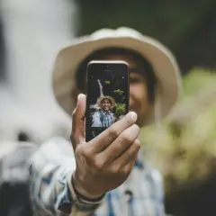 Idealna profilówka smartfonem: jak zrobić wrażenie online?