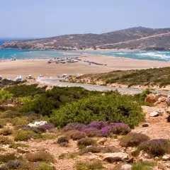 Piękna plaża na Rodos, idealne miejsce na windsurfing. W oddali widać góry, a droga prowadzi do tego rajskiego zakątka. Rodos miasto atrakcje to nie tylko zabytki, ale i takie widoki!
