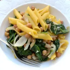 Penne konjac ze szpinakiem – zdrowy przepis na niskokaloryczny obiad