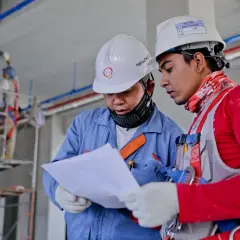 Samodzielna praca elektryka: Kiedy możesz pracować solo? Uprawnienia i BHP