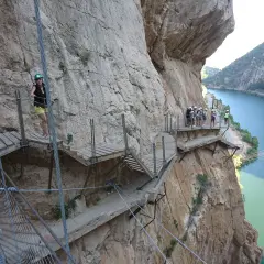 Wagemutige genießen das Malaga Wandern auf dem Caminito del Rey, einem Pfad an steilen Felswänden über einem Fluss.