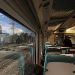 Viaje en tren de Valencia a Tarragona, con vistas a una central nuclear y el interior del vagón.