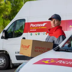 Kurierka Pocztex z paczką przed białą furgonetką. "Otwórz się na Pocztex" - zachęca napis na kartonie.