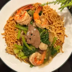 Knusprige Nudeln mit Garnelen, Leber und Gemüse in einer cremigen Sauce. Ein köstliches Mi Xao Gion Gericht.