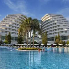 Lara, Turcja: nowoczesny hotel z basenem i palmami, idealne miejsce na wakacje.