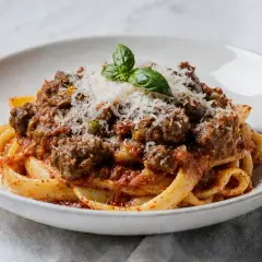 Pyszne tagliatelle z bogatym ragu mięsnym, posypane parmezanem i listkiem bazylii. Idealny przepis na ragu dla każdego.