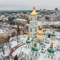 Zimowy widok na Katedrę Sofijską, symbol stolicy Ukrainy. Złote kopuły lśnią na tle ośnieżonego miasta.