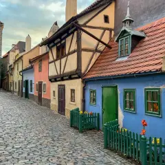 Kolorowe domki przy brukowanej uliczce w Pradze. Złota Uliczka to praga nietypowe atrakcje, które zachwycają.