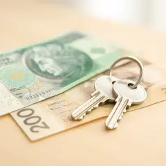 Klucze na banknotach 100 i 200 zł. Czy to oznacza niedopłatę za wodę?
