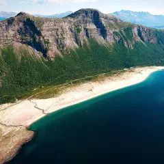 Piękna plaża i góry w Norwegii. Idealne miejsce na niezapomniane wakacje.