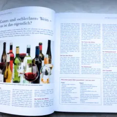 Flaschen mit Wein und Gläser, die eine Wein-Bewertung illustrieren.