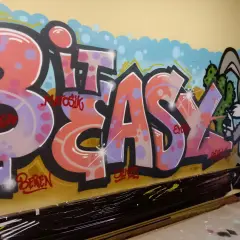 Buntes Graffiti mit Schriftzug "BIT EASY" und einem Hasen vor Kakteen.