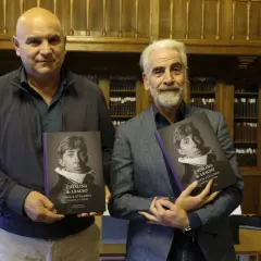 Dos hombres presentan libros sobre Catalina de Erauso, la monja alférez, en una biblioteca.
