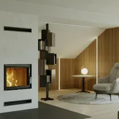 Nowoczesny kominek pod zabudowę z palącym się ogniem, obok stylowy regał i wygodny fotel.