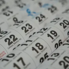 Zbliżenie na kalendarz. Widoczne daty, m.in. 21, 22, 23, 24, 25, 26, 27. Dzień 21 października jest zaznaczony na czerwono.