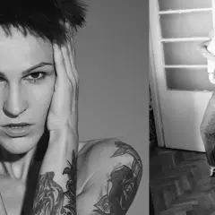 Agnieszka Chylińska z dzieckiem na ręku, w tle drzwi i odkurzacz. Po lewej zbliżenie na twarz artystki z dłońmi na skroniach.