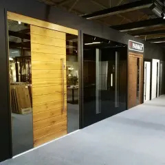 Nowoczesne drzwi i okna w salonie wystawowym.