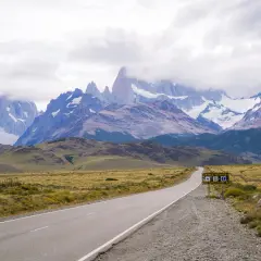 Droga prowadzi do majestatycznych gór w Patagonii. To właśnie tutaj jest Argentyna, gdzie krajobraz zapiera dech w piersiach.