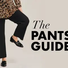 Kobieta w czarnych spodniach plus size i bluzce w panterkę, obok napis "The PANTS GUIDE".