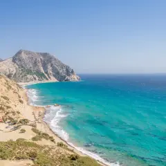 Traumhafte Bucht mit türkisfarbenem Wasser, einsame Strände und Berge – hier sind die Kos Geheimtipps für unvergessliche Urlaubstage.