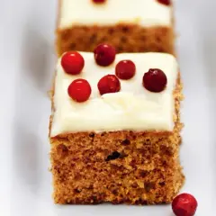 Mjuk pepparkaka med frosting och lingon. En härlig julkaka som smälter i munnen.