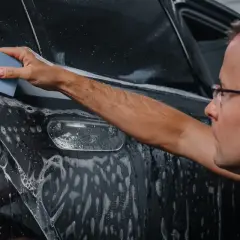 Aplikacja folii PPF na lakierze samochodu. To ochrona przed zarysowaniami.