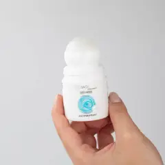 Dezodorant dezynfekuje? Prawda o ranach i antyperspirantach