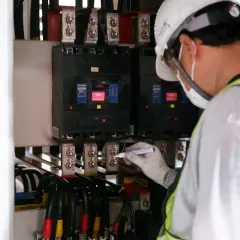 Tekniker markerar anslutningar vid jordfelsbrytare installation. Säkerhet först vid elarbeten.