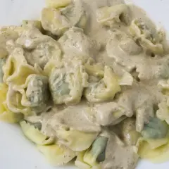 Piatto di pansoti in salsa di noci, pasta fresca ripiena condita con una cremosa salsa alle noci.