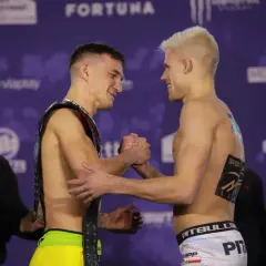 Dwóch zawodników KSW uścisnęło sobie dłonie. Jeden z nich ma pas mistrzowski. Relacja z gali.