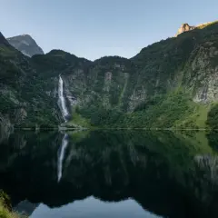 Le lac d'Oo, miroir des montagnes verdoyantes et de sa cascade majestueuse, offre un spectacle paisible.