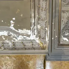 Dettagli di pareti con pittura scrostata, dove si intravedono decorazioni a rilievo e un cherubino. La colla e rete sono visibili sotto la pittura.