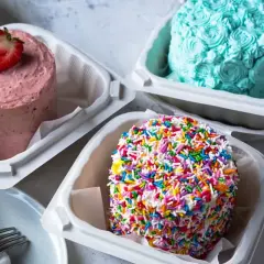 Trzy urocze torty bento: różowy z truskawką, kolorowy w posypce i błękitny w różyczki. Idealne na małe świętowanie.