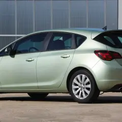 Jasnozielony Opel Astra J, idealny do miasta, z niskim spalaniem.