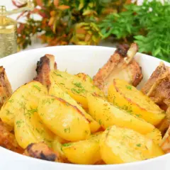 Soczyste żeberka pieczone z ziemniakami, posypane koperkiem. Idealny sposób, jak piec żeberka, by były pyszne.