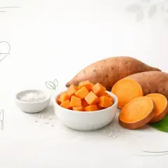 Bataty są zdrowe! Na zdjęciu całe, pokrojone i kostki batatów, miseczka soli, liście szpinaku i ikony zdrowia.