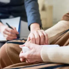 Kto leczy depresję: psycholog czy psychiatra? Zrozum różnice i wybierz mądrze