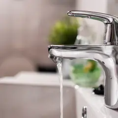 Chromowana bateria dwuuchwytowa z cieknącą wodą. Wymiana głowicy wkrótce.