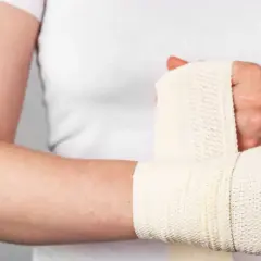 Skręcenie ręki: objawy, pierwsza pomoc, leczenie i szybka rekonwalescencja