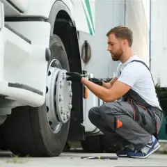 Z jaką siłą dokręcać koła w ciężarówce, aby uniknąć awarii?