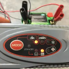 Akumulator 12V w motocyklu: Jak ładować, by służył latami?