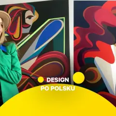 Młoda artystka w stylowym stroju pozuje na tle swoich abstrakcyjnych obrazów. Jej dzieła to kolorowe, geometryczne portrety kobiet, pełne dynamiki i wyrazu.