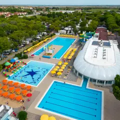 Rajski camping z basenami, zjeżdżalniami i mnóstwem zieleni. Idealne miejsce na wakacje!