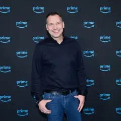 Sebastian Fitzek lächelt vor einer "prime" Kulisse, bereit für seine Fitzek Thriller Tour.