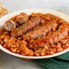 Salsiccia e fagioli in scatola ricetta: un piatto confortante con salsicce succulente e fagioli in salsa, accompagnato da pane croccante.