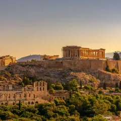 Akropolis reser sig majestätiskt på en kulle i Aten, med Parthenon i gyllene solljus.